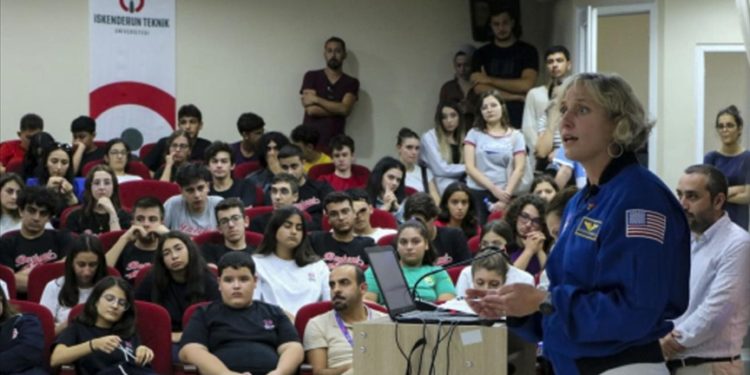 Emekli NASA astronotu Metcalf-Lindenburger, Hatay'da öğrencilerle buluştu
