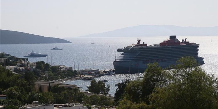 Bodrum kruvaziyerle gelen 2063 turisti ağırladı