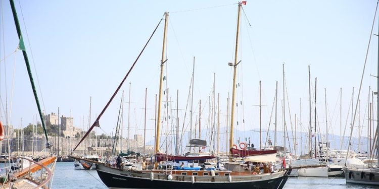 Bodrum'da denizden yaklaşık 500 metrekare "hayalet ağ" çıkarıldı