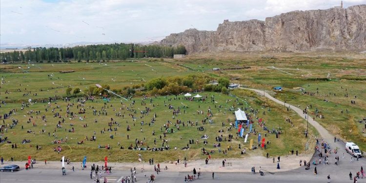 Van'da çocuklar uçurtmalarıyla gökyüzünü renklendirdi