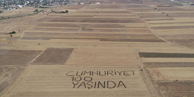 Kırklarelili çiftçiler tarlaya "Cumhuriyet 100 yaşında" yazdı