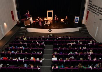 Psikolojik danışmanlar teknolojik bağımlılığın zararlarını tiyatroyla anlatıyor