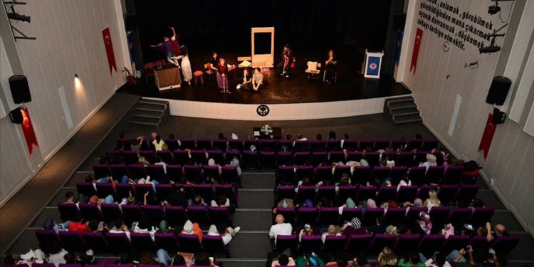 Psikolojik danışmanlar teknolojik bağımlılığın zararlarını tiyatroyla anlatıyor