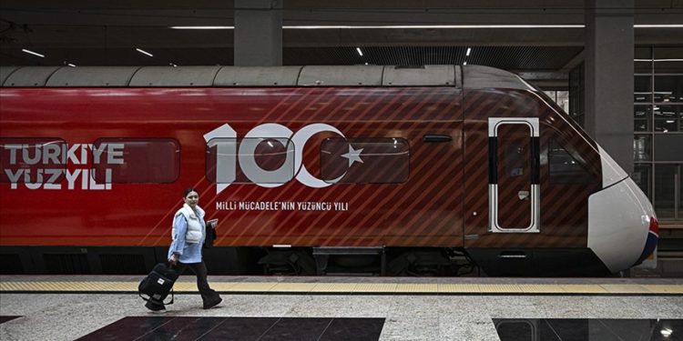 100. yıla özel giydirme görseliyle kaplanan YHT ilk seferine Ankara’dan başladı