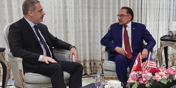 Dışişleri Bakanı Fidan, Malezya Başbakanı Enver İbrahim ile görüştü