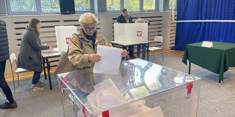 3 SORUDA – Polonya seçimlerinde sağ kaybediyor