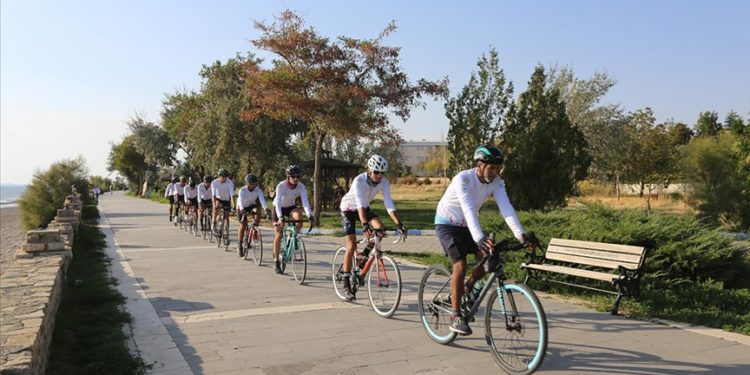 “Van Gölü Canavarları” bisiklet takımı yarışlara iddialı hazırlanıyor