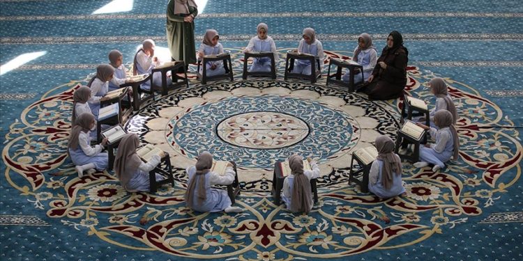 Bursa’daki lisede geleceğin bilim insanları ve hafızları yetişiyor