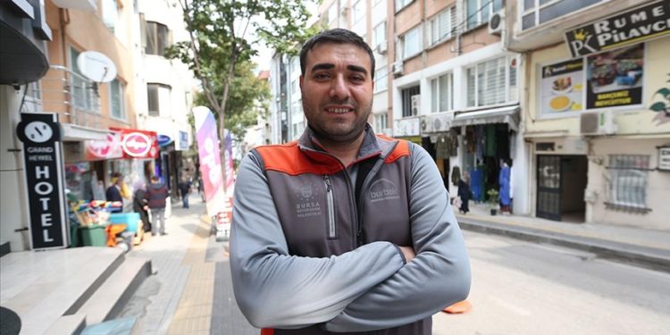 Yokuş aşağı kendiliğinden hareket eden minibüsü el frenini çekerek durdurdu