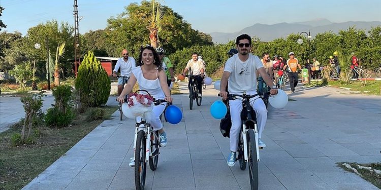 Hatay'da gelin ve damat nikaha bisikletle gitti