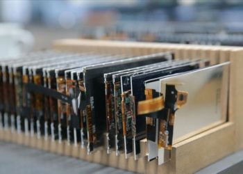 Kadın girişimci hasarlı cep telefonu ekranlarını “çöp” olmaktan kurtarıyor