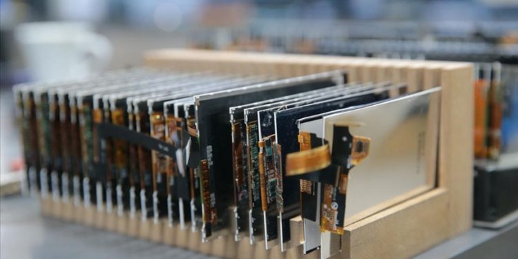 Kadın girişimci hasarlı cep telefonu ekranlarını “çöp” olmaktan kurtarıyor