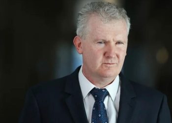 Avustralyalı Bakan Burke, "Filistin bayrağının göndere çekilmesi" kararını desteklediğini açıkladı