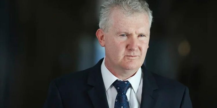 Avustralyalı Bakan Burke, "Filistin bayrağının göndere çekilmesi" kararını desteklediğini açıkladı