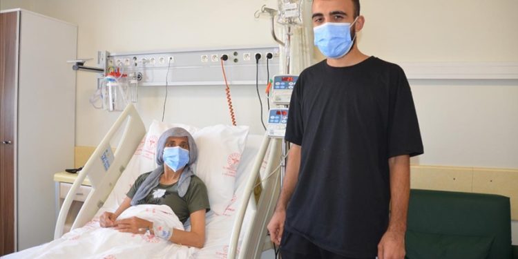 Balıkesirli genç, diyaliz hastası annesi denize girebilsin diye böbreğini verdi