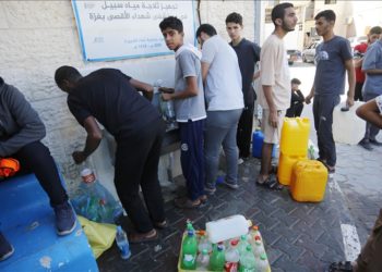 Gazze’de su tükendi, çocuklar kuyulardaki kirli suları kullanmak zorunda