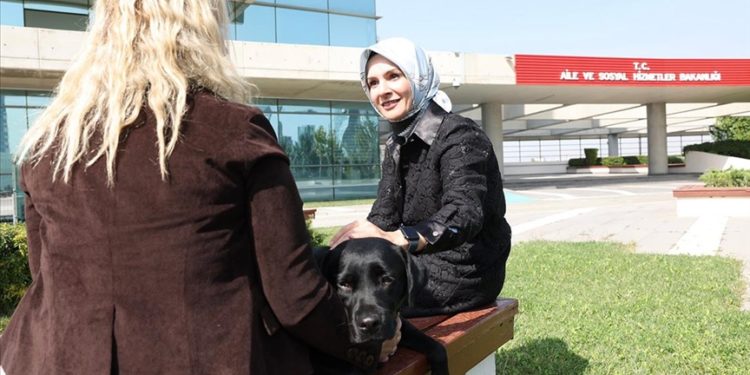 Aile ve Sosyal Hizmetler Bakanı Göktaş'tan "rehber köpek Esmer" paylaşımı