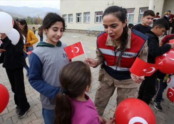 Muş'ta kadın komutanlar, köylerdeki okullarda düzenledikleri etkinliklerle çocukları eğlendirdi