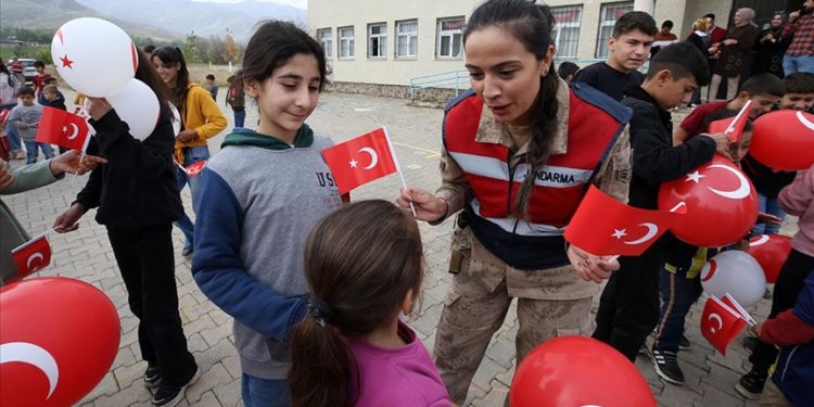 Muş'ta kadın komutanlar, köylerdeki okullarda düzenledikleri etkinliklerle çocukları eğlendirdi