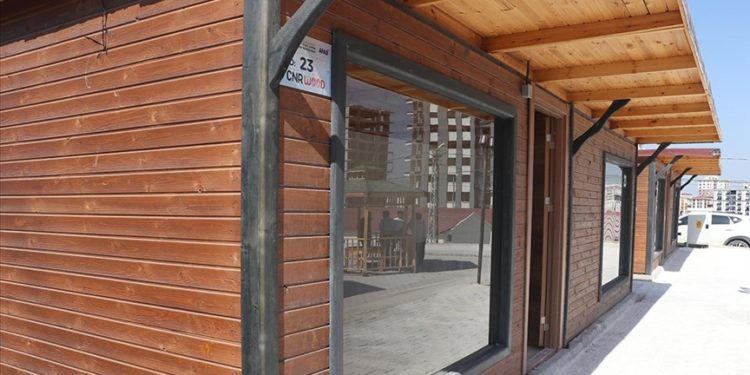 Hatay'da depremzede nakliyeciler, yapımı tamamlanan çarşıda iş yerlerine kavuştu