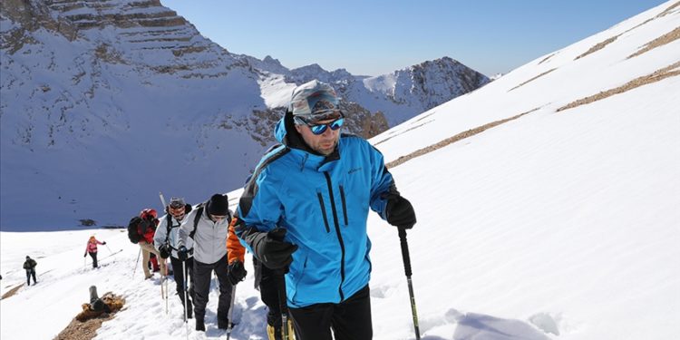 Niğde'de 100 dağcı Cumhuriyet'in 100. yılı kutlamaları kapsamında Aladağlar'a tırmandı