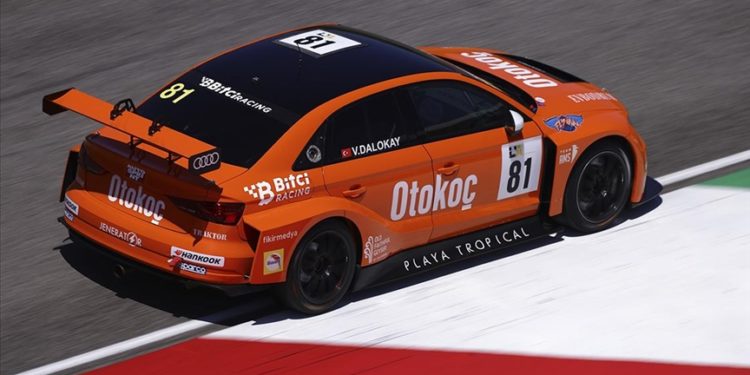Otomobil sporcusu Vedat Ali Dalokay, TCR Italy'nin DSG klasmanında şampiyon oldu