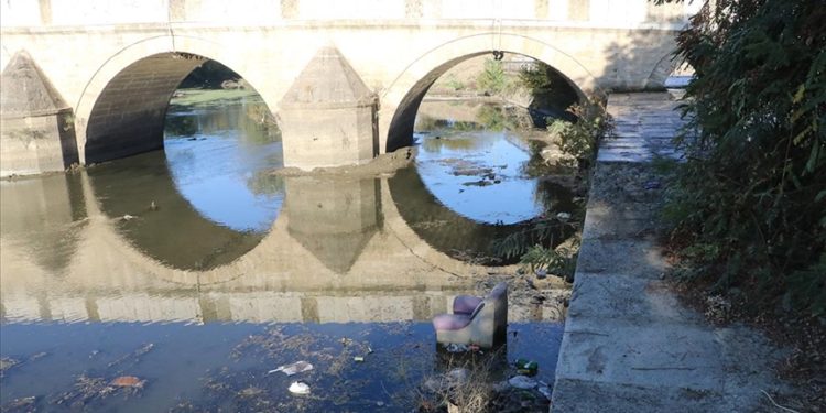 Tunca Nehri'ne atılan çöpler kirliliğe neden oldu