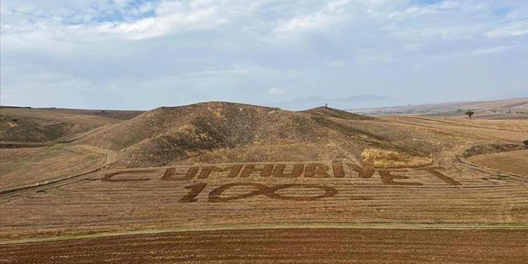 Merzifonlu çiftçi tarlasına traktörle "Cumhuriyet" yazdı