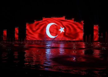 Suudi Arabistan'daki turistik "Boulevard City" Türk bayrağıyla aydınlatıldı