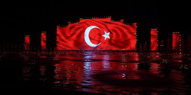 Suudi Arabistan'daki turistik "Boulevard City" Türk bayrağıyla aydınlatıldı