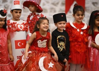 Edirne'de öğrenciler geri dönüşüm malzemelerinden hazırlanan kıyafetleri defilede sergiledi