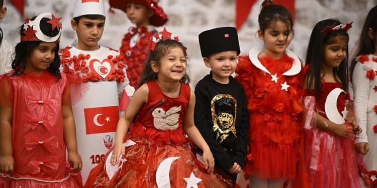 Edirne'de öğrenciler geri dönüşüm malzemelerinden hazırlanan kıyafetleri defilede sergiledi