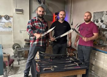 Sürmeneli kardeşler özel tasarım kılıçları için her akşam mesai yapıyor
