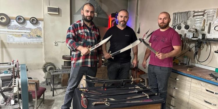 Sürmeneli kardeşler özel tasarım kılıçları için her akşam mesai yapıyor