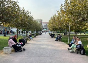 İstanbul'da güneşli havayı fırsat bilenler sahil ve parklarda vakit geçirdi