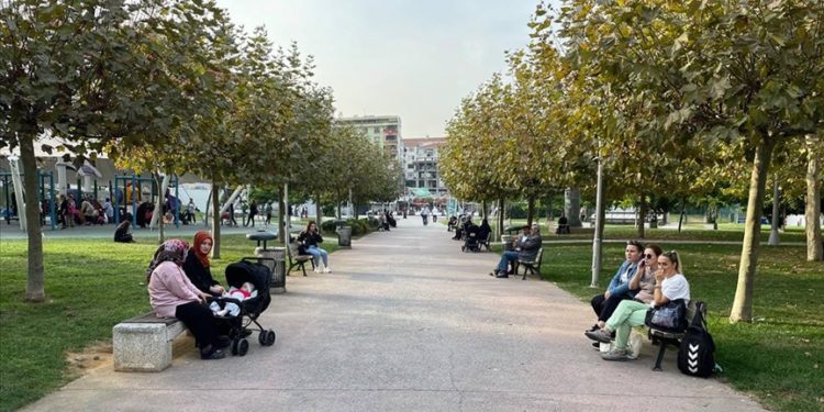 İstanbul'da güneşli havayı fırsat bilenler sahil ve parklarda vakit geçirdi