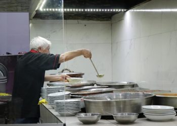 Kayserili İbrahim usta 50 yıldır közde pişirdiği yemekleriyle damakları lezzetlendiriyor