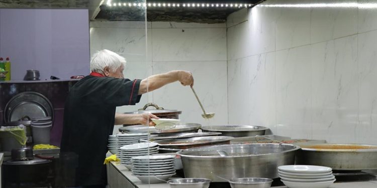 Kayserili İbrahim usta 50 yıldır közde pişirdiği yemekleriyle damakları lezzetlendiriyor