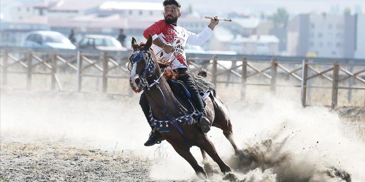 Kars’ta atlarla gösteri yapan ciritçiler yeni sezona hazırlanıyor