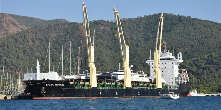 Lüks motor yatlar Marmaris'e kargo gemisiyle getirildi