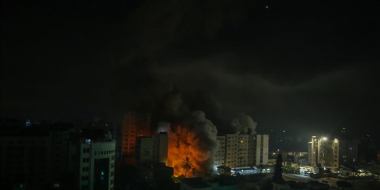 İsrail savaş uçakları, gece boyunca Gazze Şeridi’ni bombaladı