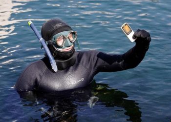 Deniz atıklarını “çevreci koleksiyona” dönüştürdü