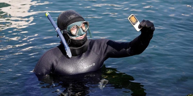 Deniz atıklarını “çevreci koleksiyona” dönüştürdü