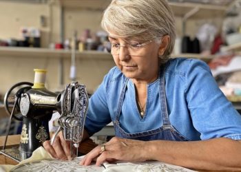 Aile yadigarı dikiş makinesiyle yaptığı ürünlerle 43 yıldır çeyizleri süslüyor