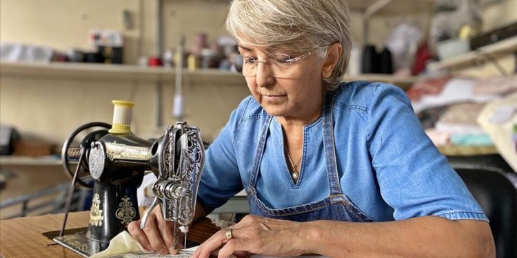 Aile yadigarı dikiş makinesiyle yaptığı ürünlerle 43 yıldır çeyizleri süslüyor