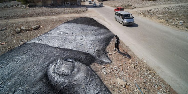 Depremlerin vurduğu Hatay’da yıkıntılar arasında birliktelik ve yardımlaşmayı resmediyor