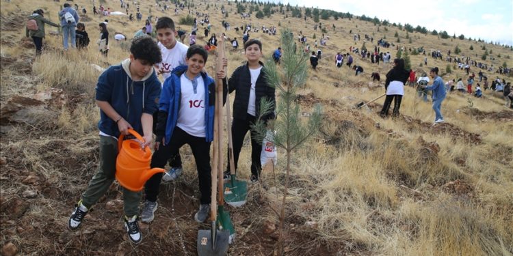 Malatya'da 1923 öğrenciyle 1923 fidan dikildi