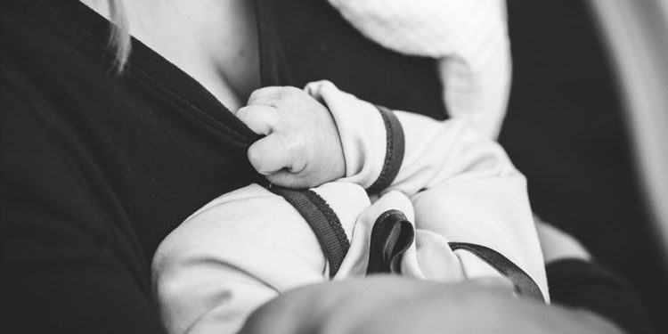 Emzirme kaygısının çözümü anneye destekten geçiyor