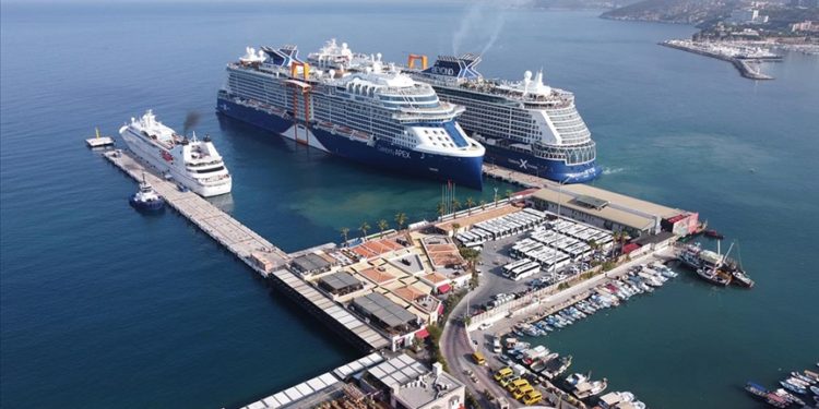 Kuşadası'nda kruvaziyer hareketliliği sonbaharda da sürüyor