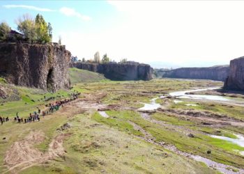 Murat Kanyonu'nda 1000 kişinin katılımıyla "Cumhuriyet" yürüyüşü yapıldı